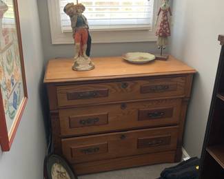 Oak chest of drawers.