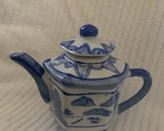 Tea pot - Porcelain marked China