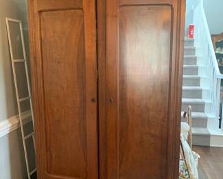 Beautiful hutch with a huge amount of storage.