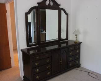 KINCAID TRIPPLE DRESSER WITH MIRROR