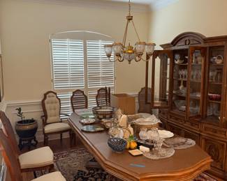Dining table with three leaves.
