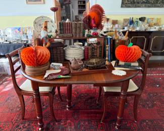 Gorgeous antique hand made dining table comes with FIVE leaves!!! In excellent condition.
