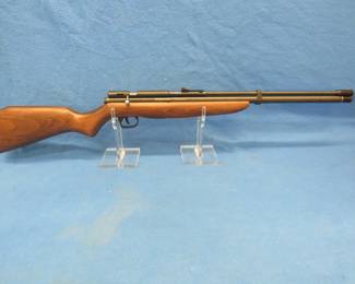 Lot 369. Benjamin Discovery pneumatic .177 cal. pellet gun. Includes Benjamin pump.