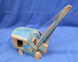 Lot 244. Vintage Structo metal crane. Both crane string and chain functions work.