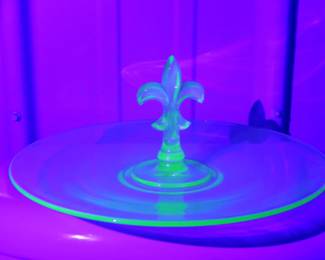Lot 22. Uranium glass serving platter with fleur de leis handle