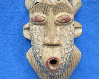 Lot 34. Hand crafted mask made in Ghana