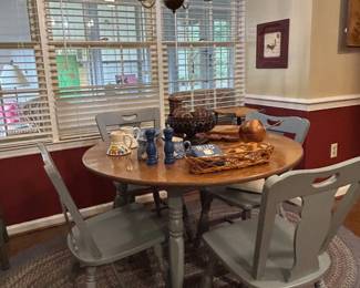 Farmhouse Round Table, Four Chairs