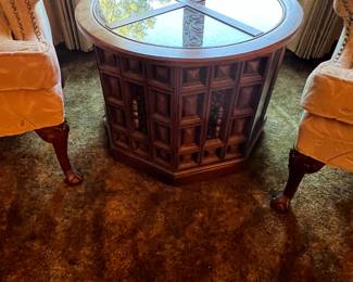 Round end table w glass top