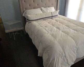 HA165Full Size Bed With Bedding