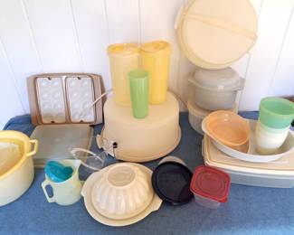 TUPPERWARE & MISC STORAGE WARE