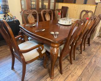 Beautiful dining table with 8 chairs and insert