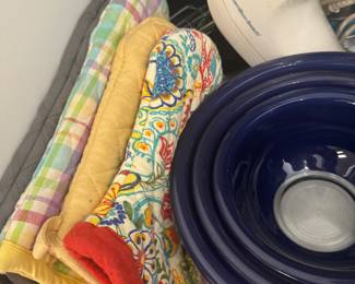 Pyrex mixing bowl set 