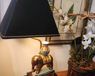 Familia Rose Elephant Lamp 