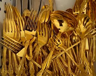 Mid-Century Modern Goldware Collection
A refined set of gold-tone cutlery showcasing the clean lines and sophistication of classic mid-century design.
A true statement piece for table settings or vintage enthusiasts.