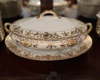 Noritake Fine China Metallic Gold Complete Set
An exquisite&nbsp;service for 12, complete with all&nbsp;serving pieces.
A stunning example of Noritake’s signature craftsmanship, ideal for entertaining or display.