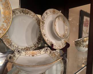 Noritake Fine China Metallic Gold Complete Set
An exquisite&nbsp;service for 12, complete with all&nbsp;serving pieces.
A stunning example of Noritake’s signature craftsmanship, ideal for entertaining or display.