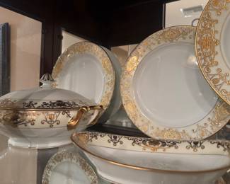 Noritake Fine China Metallic Gold Complete Set
An exquisite&nbsp;service for 12, complete with all&nbsp;serving pieces.
A stunning example of Noritake’s signature craftsmanship, ideal for entertaining or display.