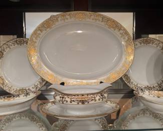 Noritake Fine China Metallic Gold Complete Set
An exquisite&nbsp;service for 12, complete with all&nbsp;serving pieces.
A stunning example of Noritake’s signature craftsmanship, ideal for entertaining or display.