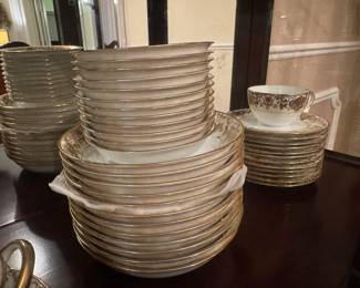 Noritake Fine China Metallic Gold Complete Set
An exquisite&nbsp;service for 12, complete with all&nbsp;serving pieces.
A stunning example of Noritake’s signature craftsmanship, ideal for entertaining or display.