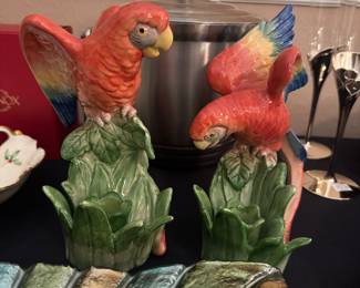 Fitz & Floyd Parrot Candlestick Holders – Beautiful hand-painted tropical design with vibrant colors and fine detail. Excellent condition, perfect for collectors or décor lovers!