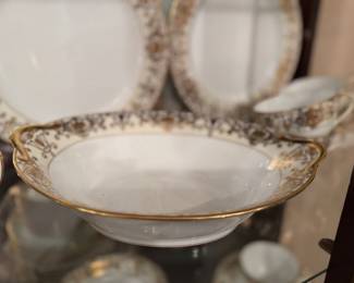 Noritake Fine China Metallic Gold Complete Set
An exquisite&nbsp;service for 12, complete with all&nbsp;serving pieces.
A stunning example of Noritake’s signature craftsmanship, ideal for entertaining or display.