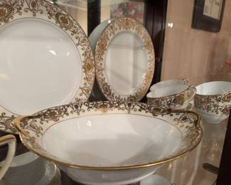 Noritake Fine China Metallic Gold Complete Set
An exquisite&nbsp;service for 12, complete with all&nbsp;serving pieces.
A stunning example of Noritake’s signature craftsmanship, ideal for entertaining or display.