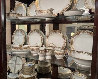 Noritake Fine China Metallic Gold Complete Set
An exquisite&nbsp;service for 12, complete with all&nbsp;serving pieces.
A stunning example of Noritake’s signature craftsmanship, ideal for entertaining or display.