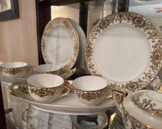 Noritake Fine China Metallic Gold Complete Set
An exquisite&nbsp;service for 12, complete with all&nbsp;serving pieces.
A stunning example of Noritake’s signature craftsmanship, ideal for entertaining or display.