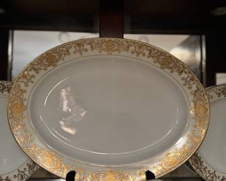 Noritake Fine China Metallic Gold Complete Set
An exquisite&nbsp;service for 12, complete with all&nbsp;serving pieces.
A stunning example of Noritake’s signature craftsmanship, ideal for entertaining or display.