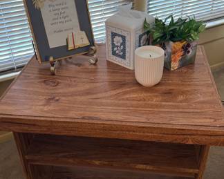 Side table / Knick knacks 