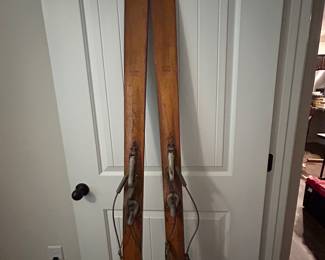 Vintage “Clipper” Wooden Skis w/ Dovre Kabel Norwegian Bindings
A genuine pair of mid-20th century Clipper wooden skis, complete with original Dovre Kabel cable bindings—a highly regarded Norwegian binding system popular in the 1940s–1960s. These skis retain their original finish and leather straps, showing age-appropriate patina and wear consistent with authentic use.