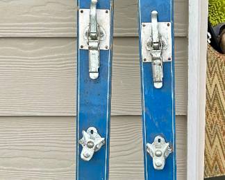 Vintage Clipper Blue Skis (1960s–70s)
Classic Clipper metal skis with Kastle “K” logo and original bindings. A bold blue finish and mid-century design make these a standout for collectors of vintage alpine gear or retro lodge décor. Great patina, all original hardware.