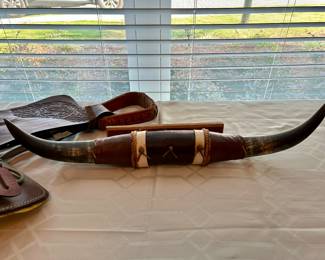 Mounted Longhorn Steer Horn
Impressive decorative longhorn steer horn mounted on a wooden base. Features leather and rope wrapping with accent stitching, giving it a bold Western ranch look. Perfect for cabin, lodge, or Western-themed décor.