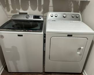 Maytag washer and dryer set — clean, well-maintained, and in excellent working order. The washer features Extra Power and Deep Fill options, and the dryer offers Sensor Drying with Wrinkle Control. 