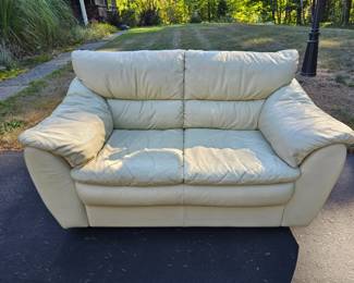 144 ComfyWhiteLeatherLoveseat