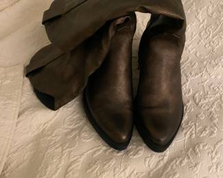 Ladies leather boots
Velvet lined
Size 7