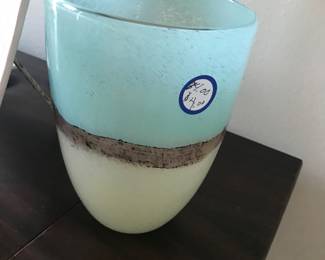 Beautiful glass vase
3 colors