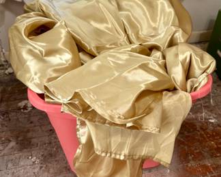 20+ gold tablecloths - mostly for 48" round tables, a few rectangular, some still in their packages. Also 10 or 12 white tablecloths for 48" round tables.