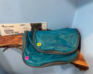 Internet-popular lightweight toiletry bags that didn't work out for me. Never used.