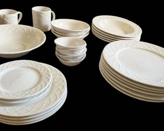 Oneida Picnic Dinnerware Set