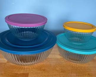 Pyrex covered bowl set