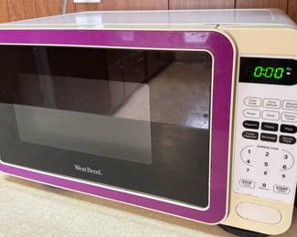West Bend 700 watt countertop microwave