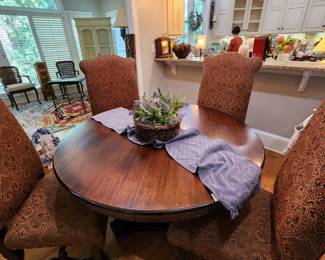 Round Kitchen Table and Chairs