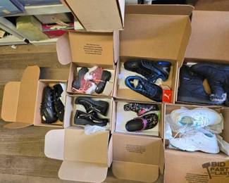 7020  NEW 7 Pairs Of Shoes 