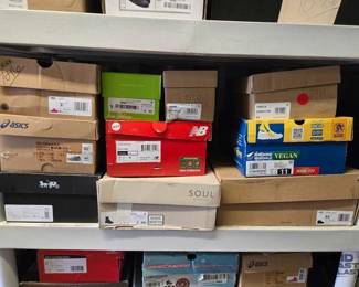 7046  NEW 10 Pairs Of Shoes 