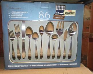 6054  NEW Silversmiths 86Piece Flatware Set 