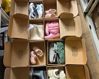 7010  NEW 12 Pairs Of Shoes 
