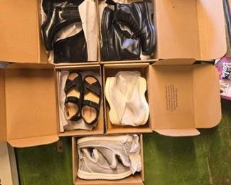 6564  New 5 Pairs Of Shoes 