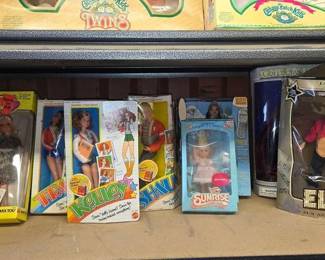 6026  11 Dolls  Accessories 