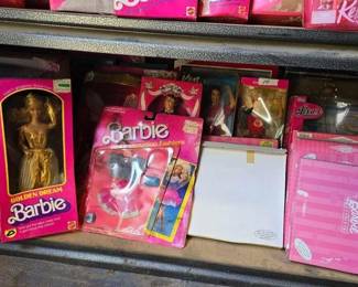 6008  Over 20 Barbies, Barbie Plates  Accessories 